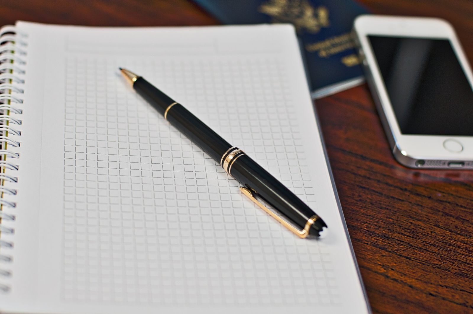 Escritorio editorial con documentos y pluma — recursos jurídicos.